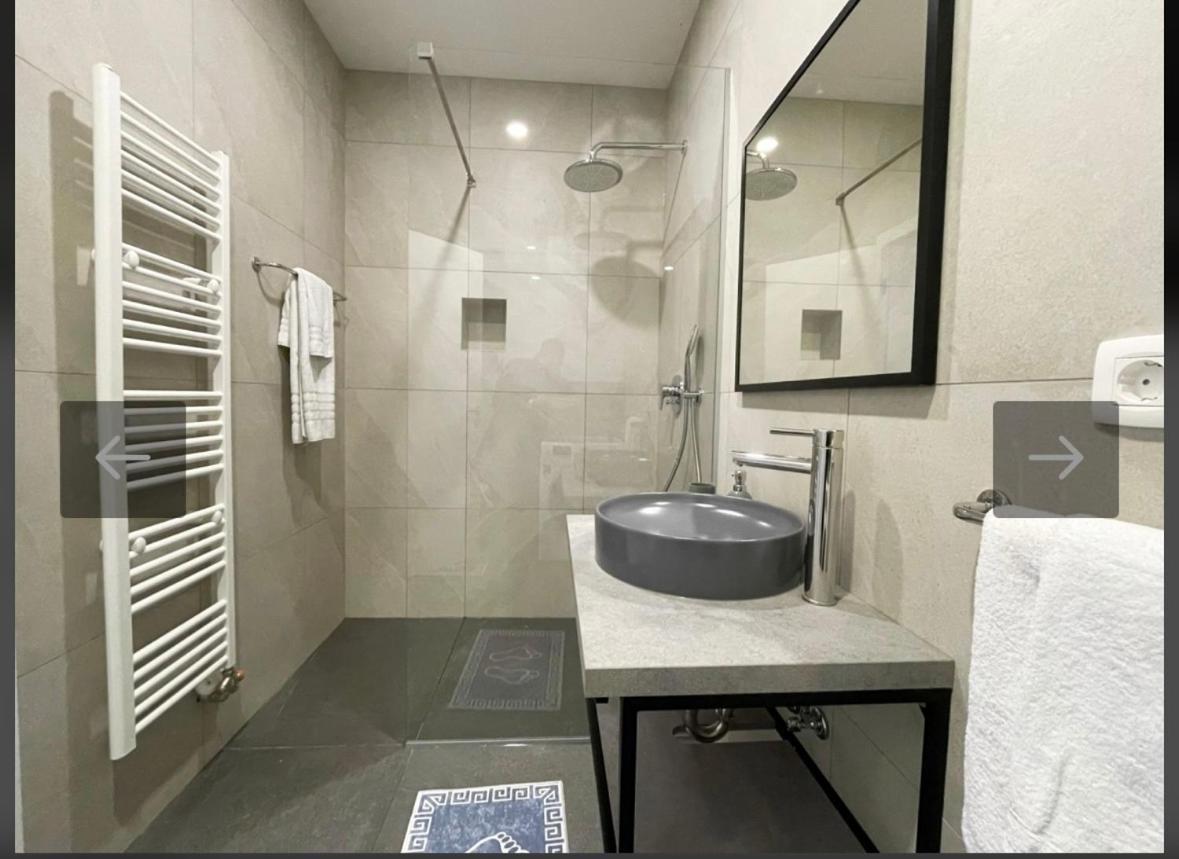 Lux City Center Apartment *